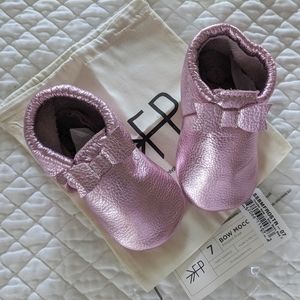Freshly Picked NWT 7 frosted rose bow moccasins